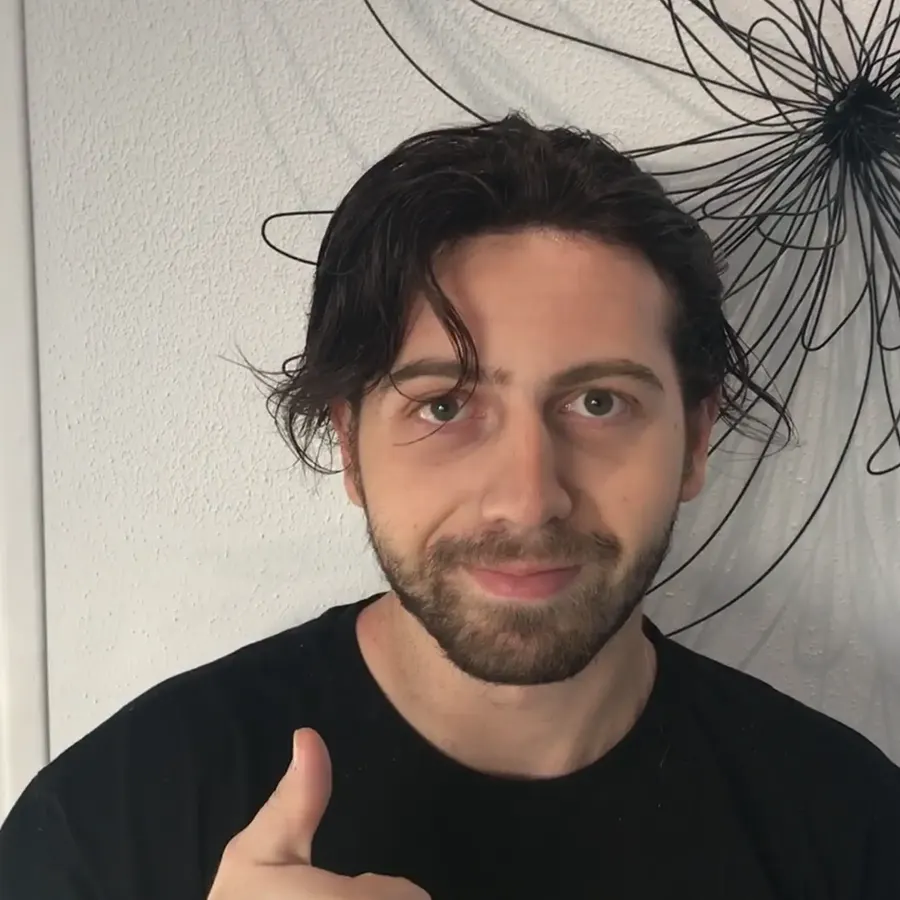 Le même client après : cheveux bruns mi-longs, ligne frontale naturelle